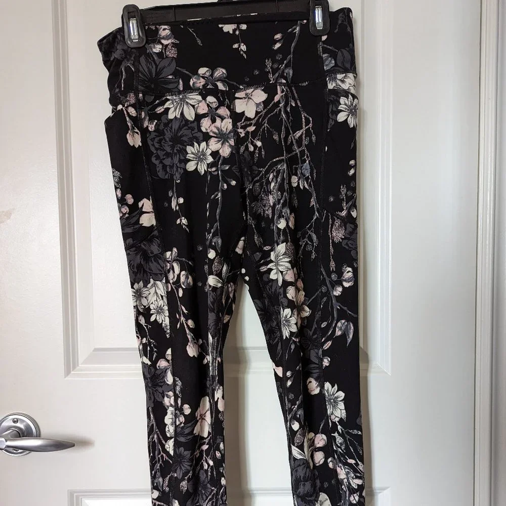 Victoria Secret high-wasted floral tights- Medium WITH POCKETS - Picture 2 of 4